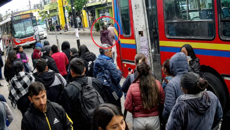 Murió una mujer en Moreno tras ser atropellada por un colectivo que dio marcha atrás: qué pasó con el chofer