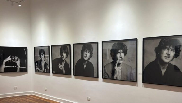 En Vicente López hay una muestra gratuita de fotografías de Charly García: la particularidad que ofrece