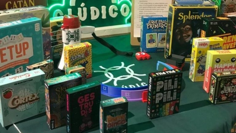 Lo viejo funciona: una pareja de Bella Vista arma reuniones con juegos de mesa que ya se volvieron furor
