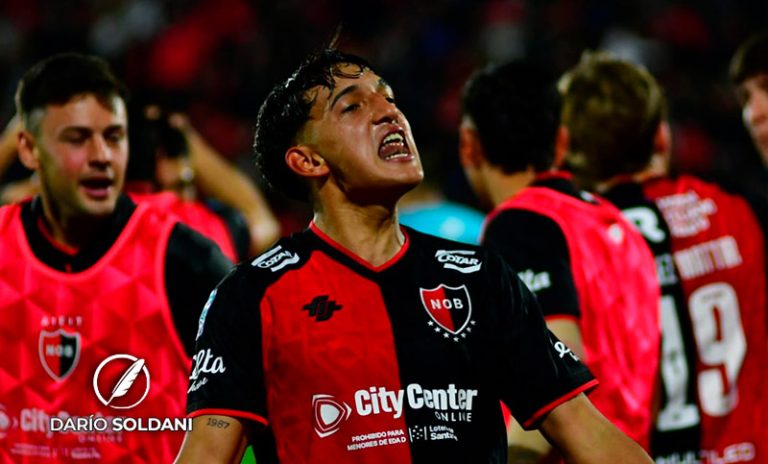 Newell’s lo resolvió en el final, venció a Riestra 2-0 y volvió a festejar en el Coloso