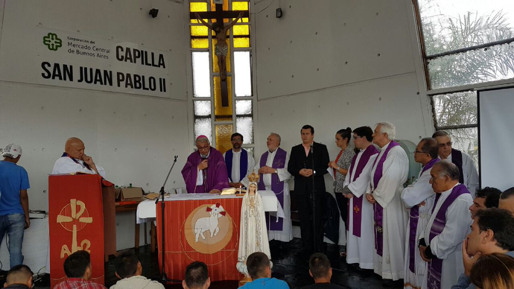 El papa Juan Pablo II tiene una capilla que lo homanejae en el Mercado Central.
