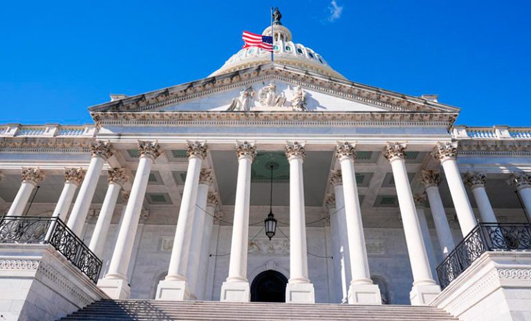 El Senado de Estados Unidos aprobó un proyecto para evitar el cierre del Gobierno antes de las elecciones de medio término
