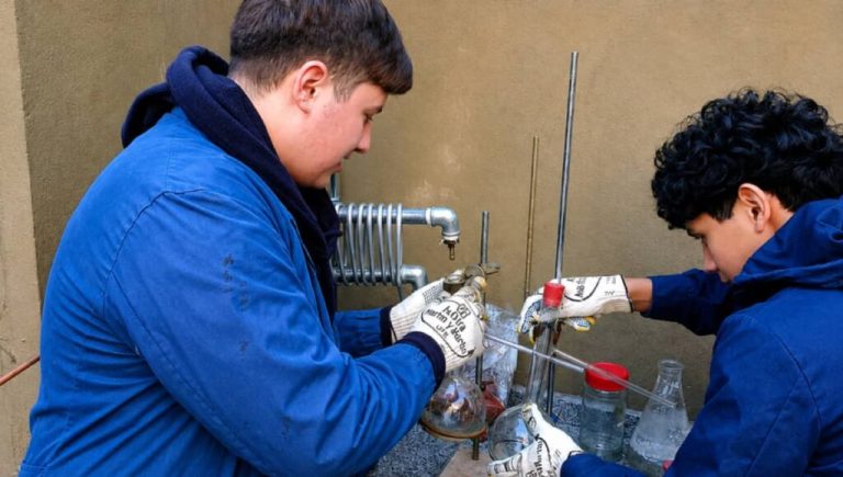 Orgullo de Temperley: estudiantes de una escuela técnica lograron producir petróleo a partir de residuos plásticos