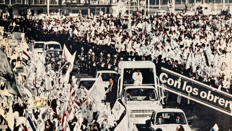 La última vez que un papa visitó la Argentina: la histórica misa de Juan Pablo II ante 300.000 trabajadores en La Matanza
