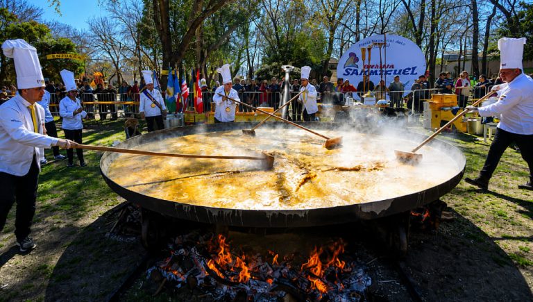 Boulogne celebra su 62° aniversario con un omelette gigante y un festival artístico en Parque Arenaza