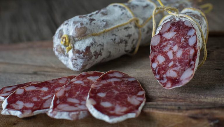 Un pueblo que está a poco más de una hora de Buenos Aires va por un récord: hacer el salame más largo del país