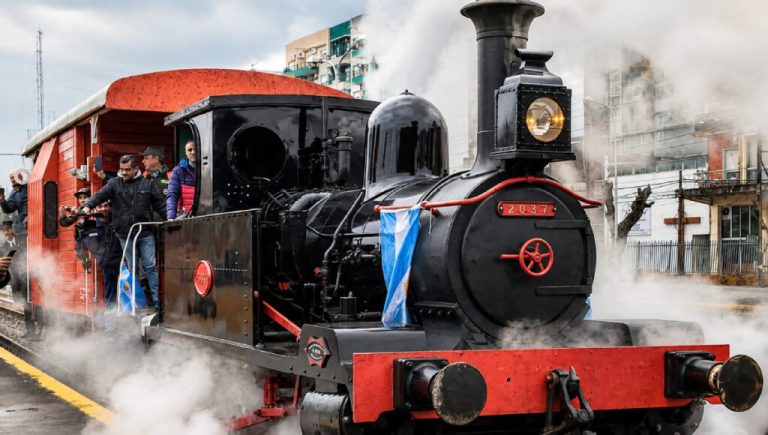 Haedo recibe una locomotora a vapor para celebrar el aniversario del viaje inaugural del Ferrocarril del Oeste