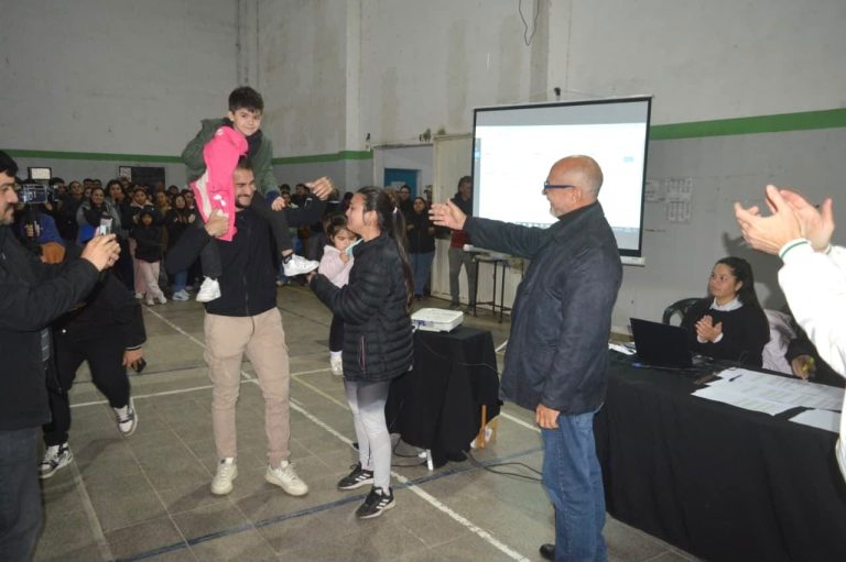 🔴 PROVINCIALES | Puerto Tirol: 25 familias accedieron a su vivienda mediante un sorteo público y transparente