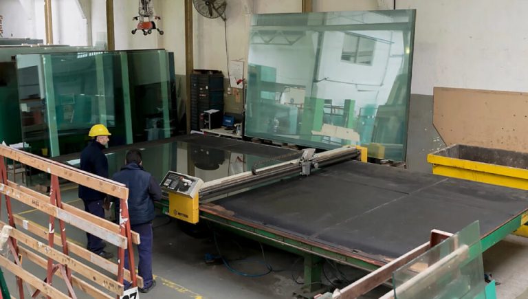 Cerró una fábrica de vidrio en Tres de Febrero: trabajadores reclaman que no recibieron telegramas y que les deben sueldos