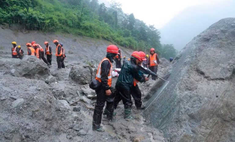 Inundaciones en Nepal: rescatistas luchan contra el tiempo para salvar a atrapados en túneles