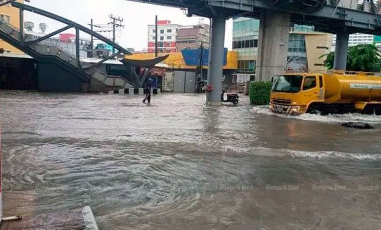 Declararon la emergencia en Bangkok por históricas inundaciones: miles de personas fueron evacuadas
