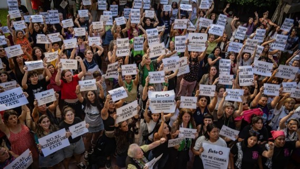 Los trabajadores de FATE se manifestaron para evitar el desalojo.