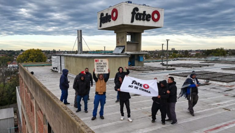 Crece la tensión en Fate: los trabajadores resisten el desalojo de la planta dispuesto por la Justicia