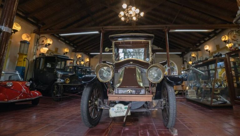 Increíble viaje al pasado de La Plata: en un mismo espacio tiene un museo del automóvil y un almacén de ramos generales