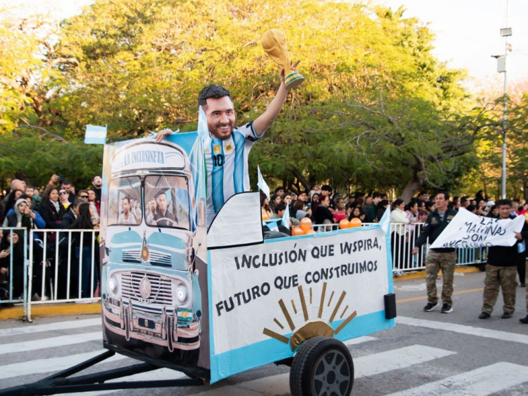 🔴 SÁENZ PEÑA | Con «La Inclusineta» las instituciones de Educación Especial participaron del desfile de carrozas de los Estudiantes