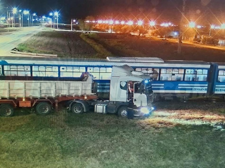 🔴 POLICIALES | Choque entre un camión y un tren de pasajeros en Las Breñas: no hubo personas lesionadas