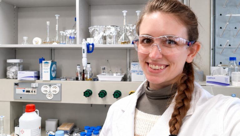 Una graduada en la UNSAM es reconocida en el mundo como “una de tres estrellas emergentes en nanotecnología”