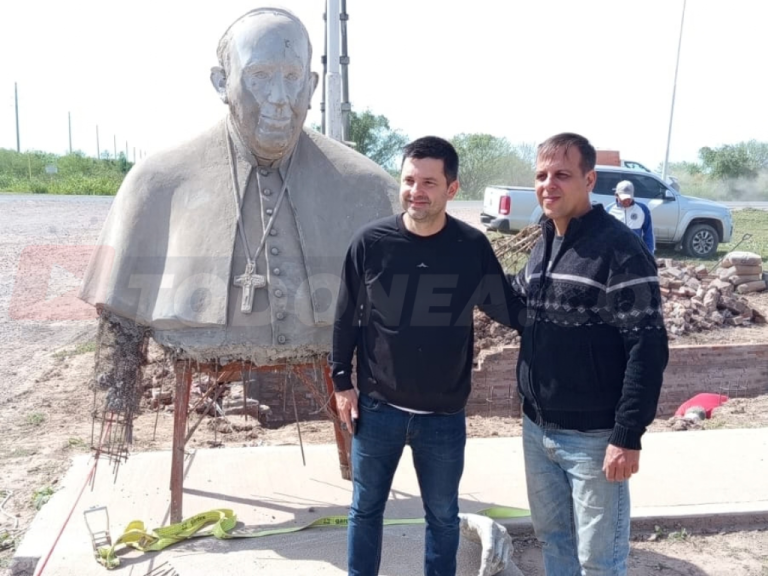🔴 LOCALES | Sáenz Peña suma una nueva escultura: comenzó el emplazamiento del monumento al Papa Francisco