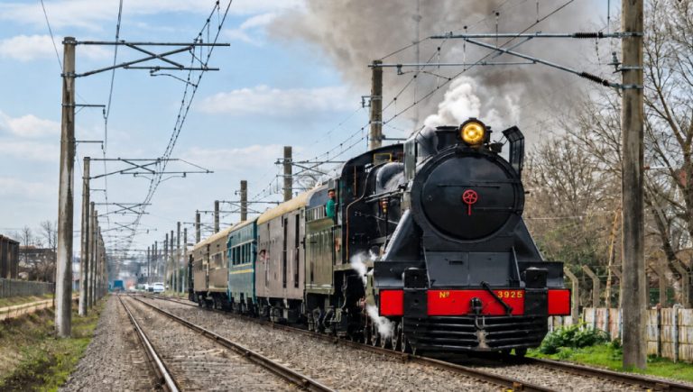El viaje de una locomotora histórica: el Ferroclub Escalada la lleva a Mar del Plata por los 140 años de la llegada del tren