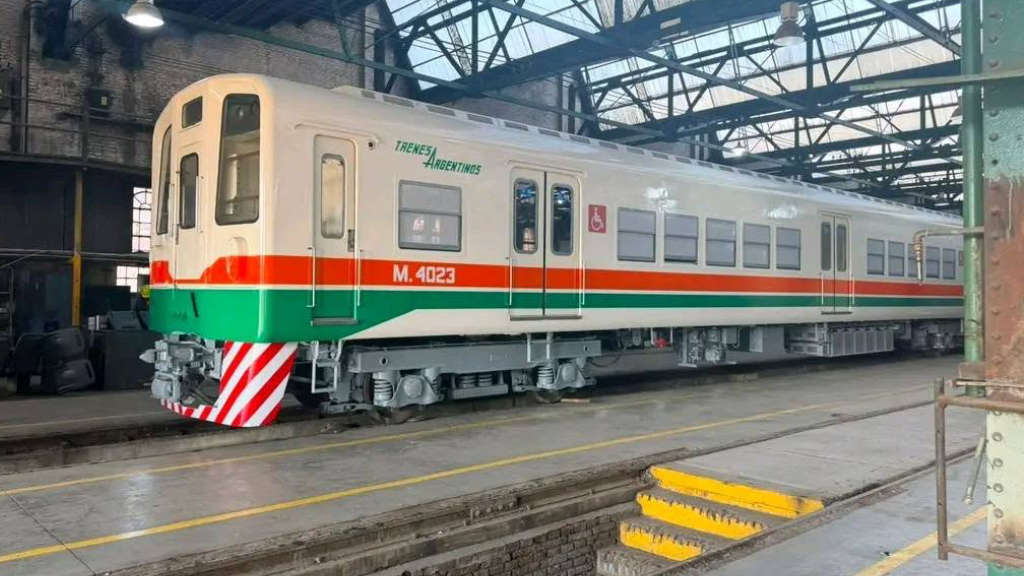 Una formación del Tren Toshiba fue restaurada en la Línea Roca.