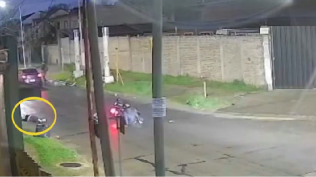 Un motociclista atropelló y mató a una mujer de 66 años en Villa Luzuriaga.
