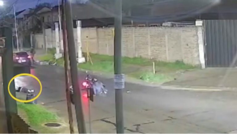 Un motociclista atropelló y mató a una mujer en Villa Luzuriaga, y luego se fugó: buscan videos para hallarlo