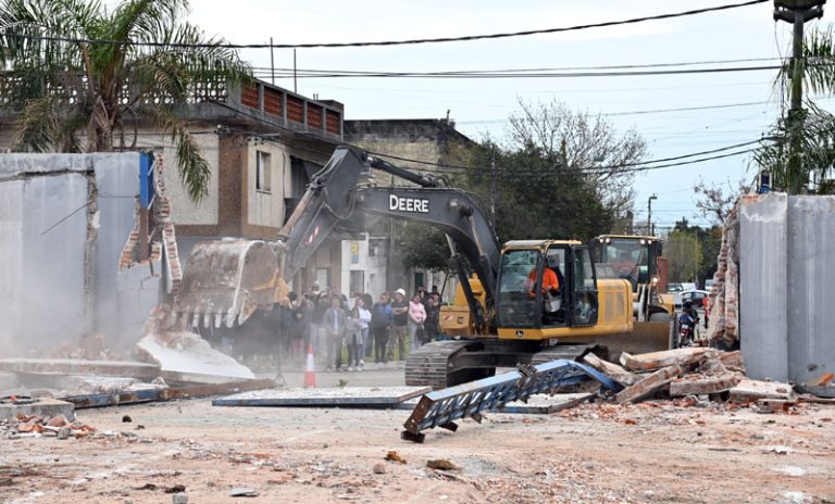 Comenzó la apertura de calle Matienzo tras el derribo del muro del ex Tiro Federal en barrio Ludueña