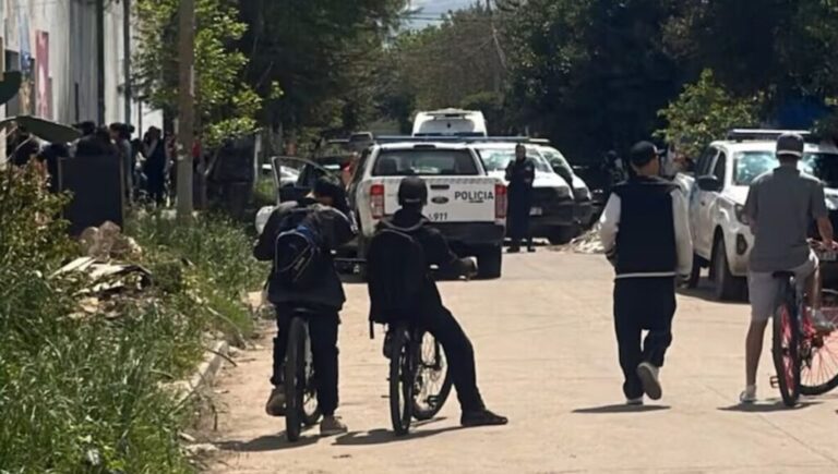 Pánico en un colegio de González Catán: un alumno de 15 años hirió de dos tiros a un compañero en el baño