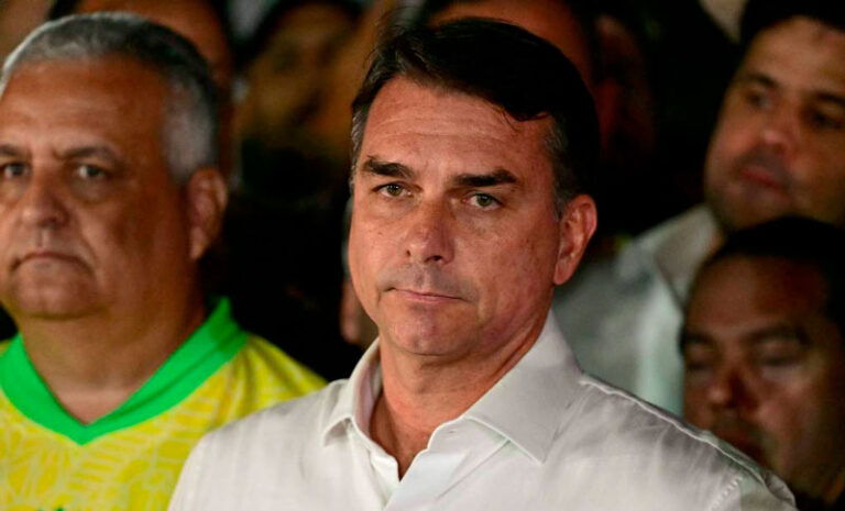 Flávio Bolsonaro está en Estados Unidos y recibirá un visado junto a su familia tras salir de Brasil