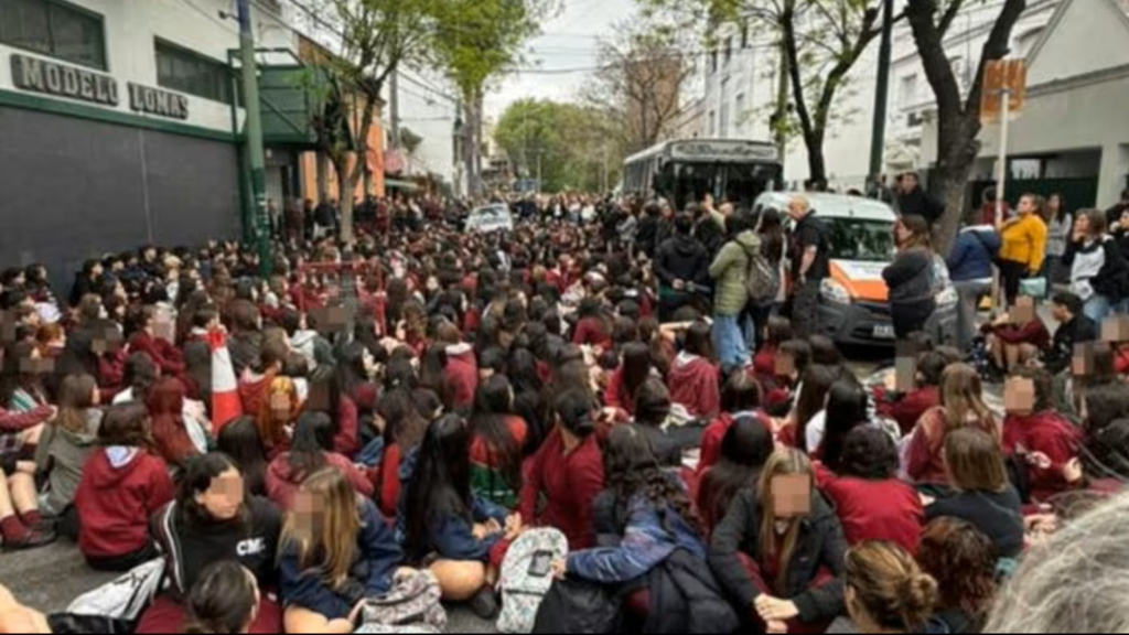 Lomas de Zamora, IA, fotos, desnudas
