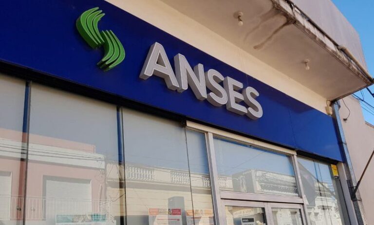 Santa Fe cobró $110.000 millones de Nación por el déficit previsional y cerró la mayor compensación de su historia