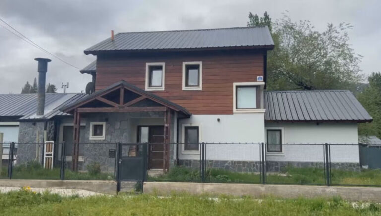 Se conocieron en San Martín y vivieron en Vicente López: la historia detrás de la familia rescatada de una casa en Esquel