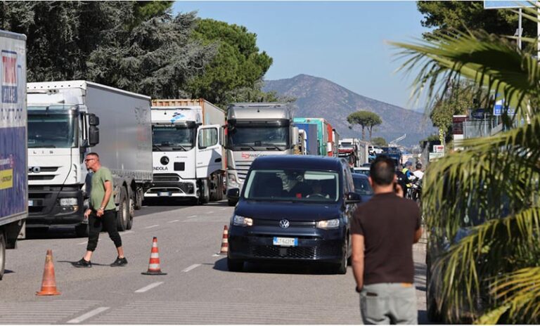 Protesta de camioneros contra aumentos de combutible y costo de vida provocan escasez de alimentos en supermercados de Italia