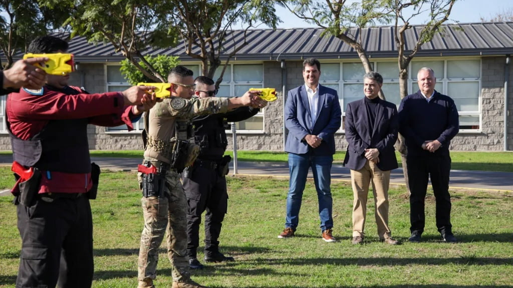 Pistolas Taser: cómo funcionan y qué efectos provoca el arma de electrochoque que ya usa la Policía de la Ciudad