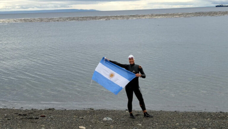 La aventura de una vecina de Escobar: se entrenó en un tacho con hielo y cruzó a nado el Estrecho de Magallanes