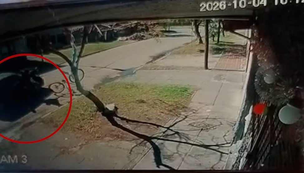El momento del impacto, captada por una cámara de seguridad. 