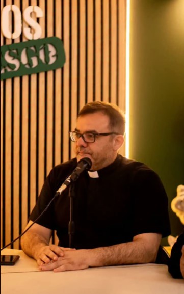 El cura participa de un streaming llamado “Católicos en riesgo” (Foto: IG/@padremarioghisaura)
