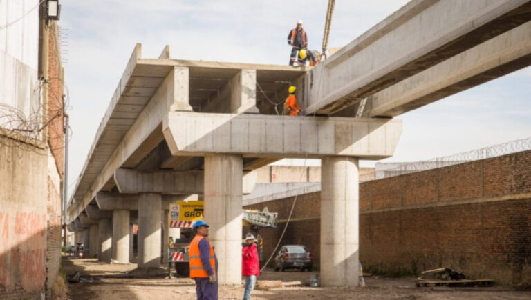 Cómo es el plan de la Ciudad para terminar el viaducto que extenderá el tren Belgrano Sur hasta Constitución