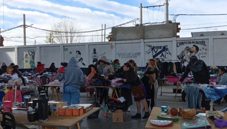 Volvió el trueque al Conurbano: en Pilar cambian ropa por alimentos y ya se replica en diferentes barrios