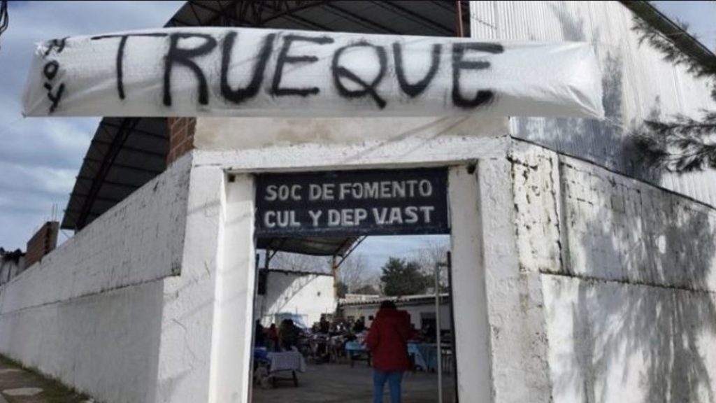 “Hoy trueque”, anuncia el pasacalles colocado en la Sociedad de Fomento del barrio Villa Astolfi, donde se realizaron los dos primeros encuentros.