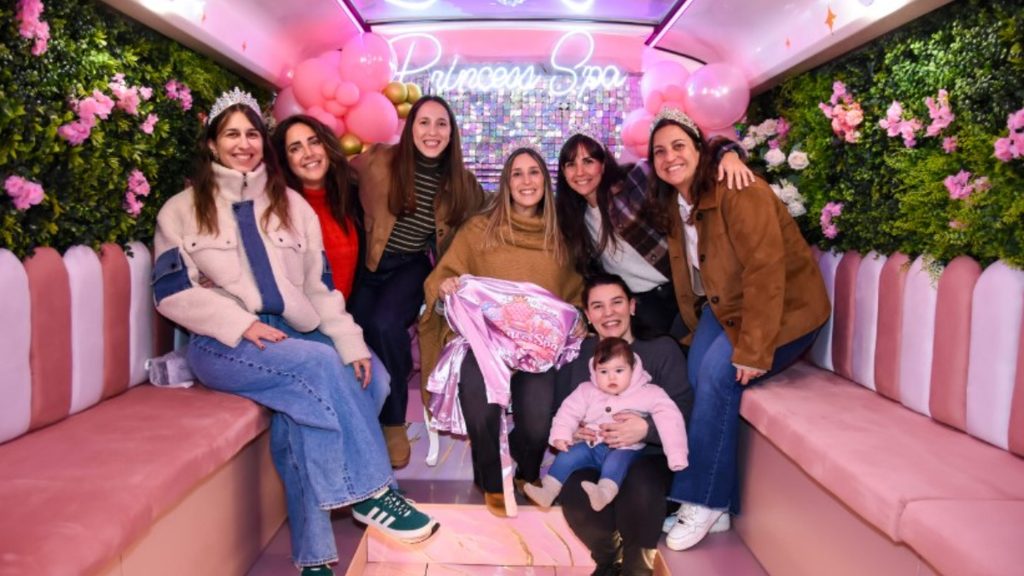El rosa domina la estética y el interior fue adaptado para que varias personas puedan participar simultáneamente de las actividades.