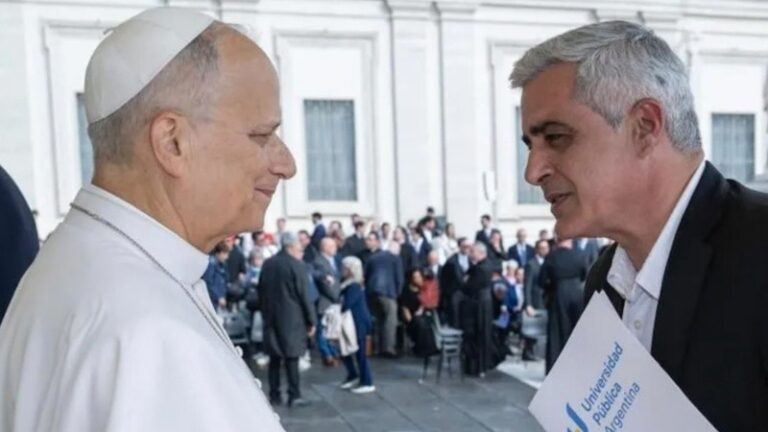 Bartolacci le entregó un documento sobre la situación de la Universidad argentina al Papa