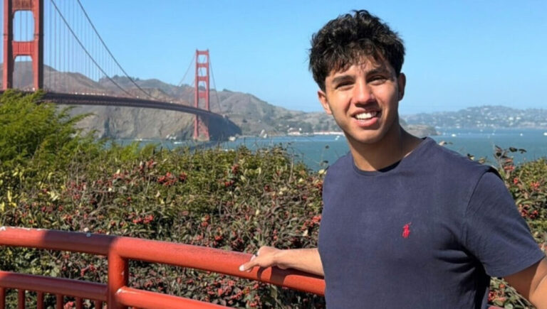 Es de Moreno, tiene 20 años y ganó en la Universidad de Harvard con un invento para personas no videntes